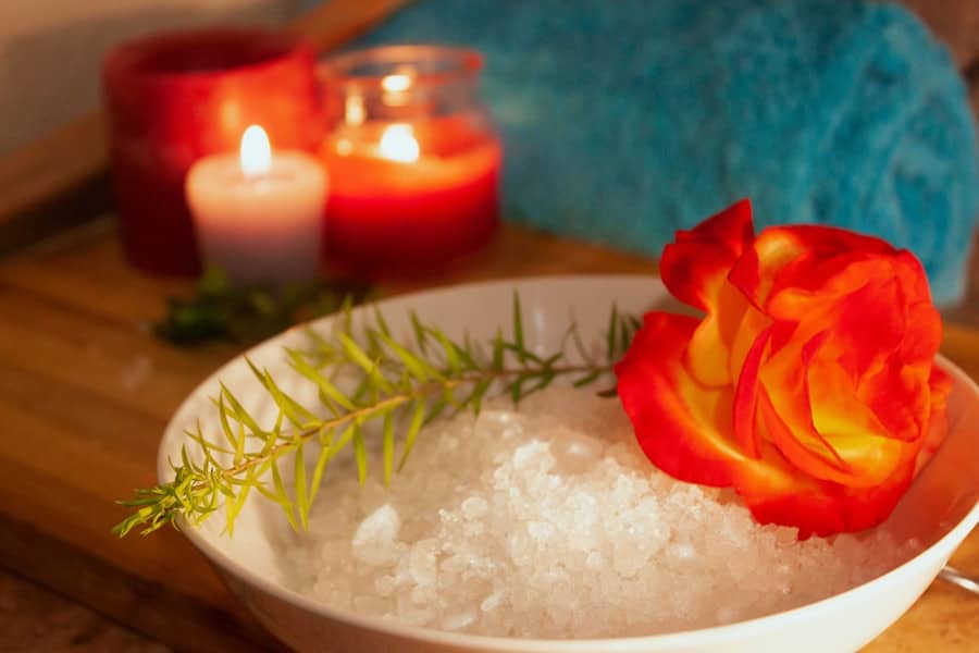 Sales de baño con flor y velas