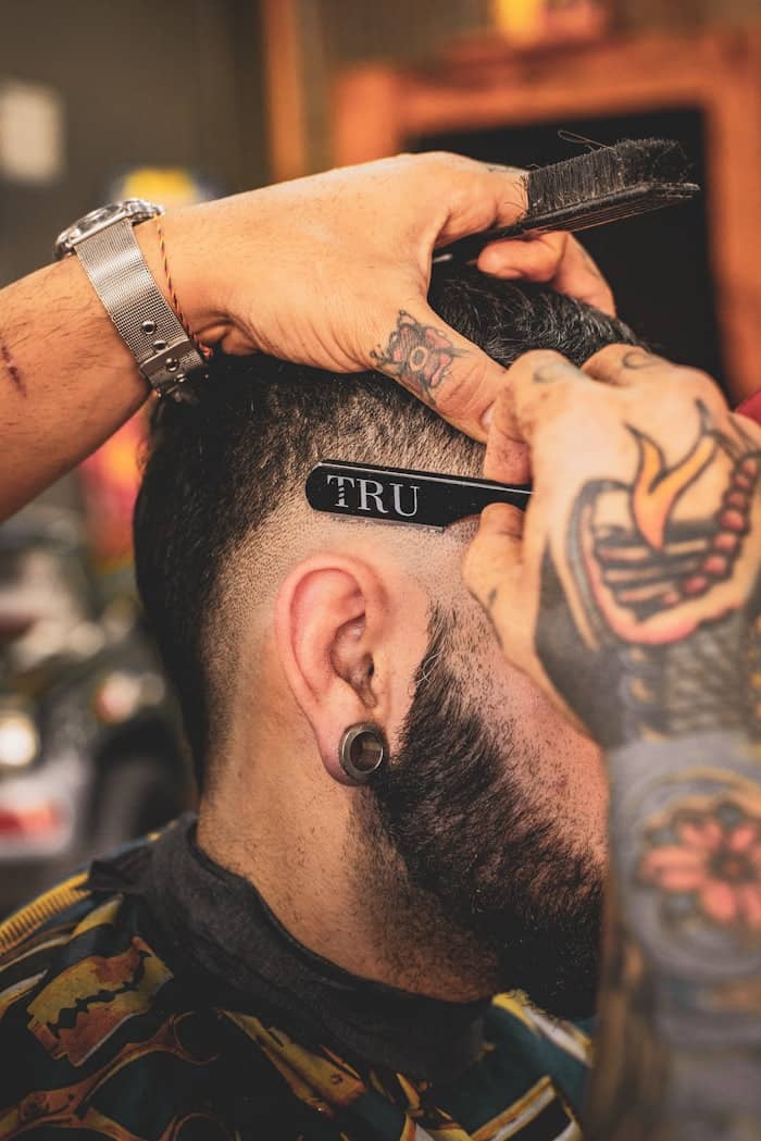 Corte fade degradado en barbería
