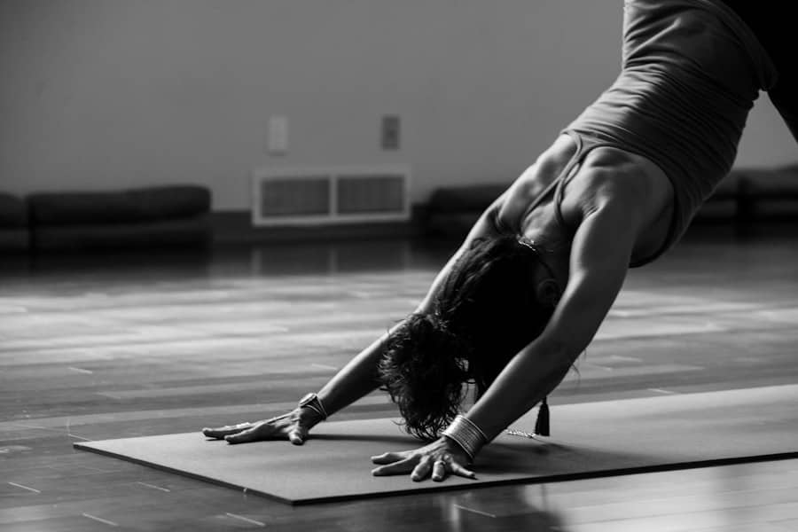 Sala de yoga con luz natural y paredes blancas