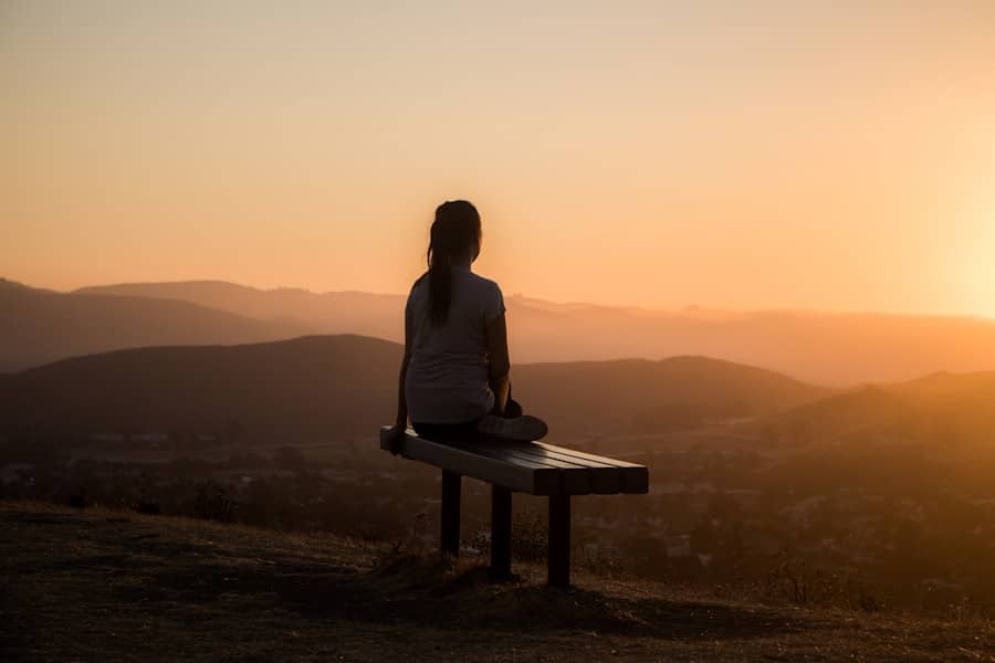 Espacio de meditación con cojines y plantas