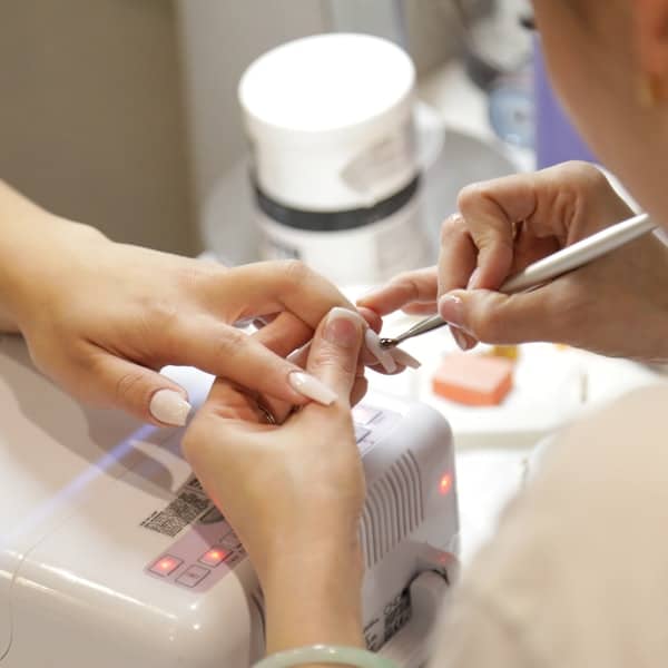 Manicure con gelish en tono brillante